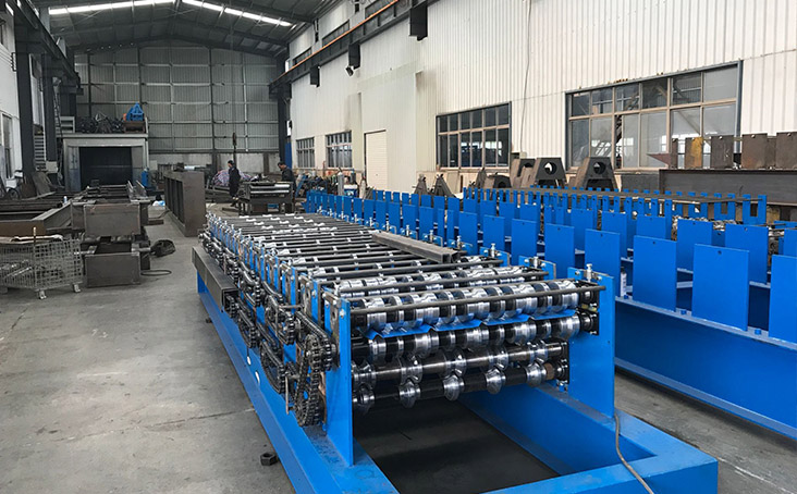 闭口楼承板成型机生产车间