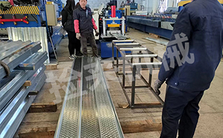 750-1025型免浇筑楼承板设备